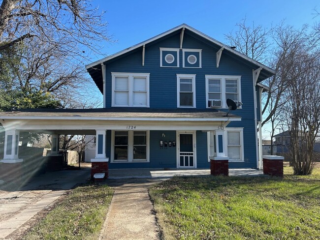 Building Photo - Spacious Large Duplex