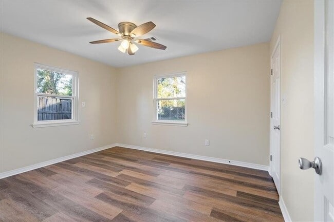Building Photo - 1406 Hooks Dr