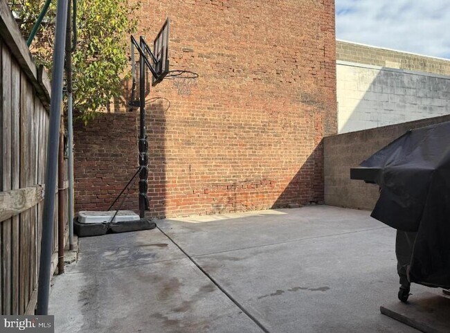 Building Photo - 2729 E Cambria St