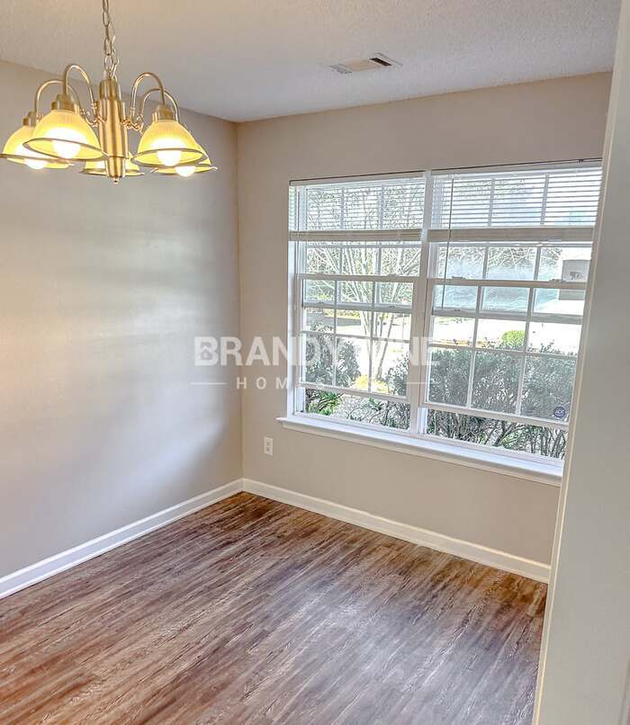 Building Photo - 6202 Hickory Ln Cir