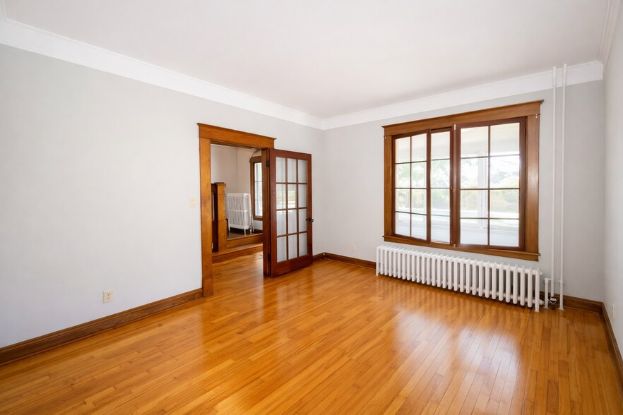 Building Photo - 322 Pierce St N