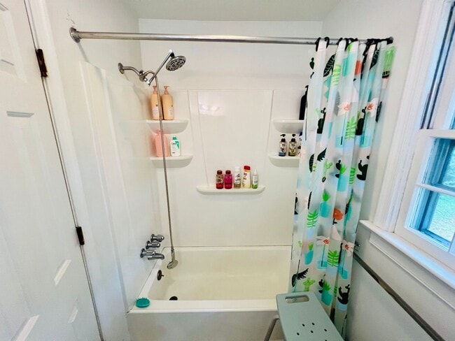 Building Photo - Charming 4-Bedroom Home with Ample Space and Modern Amenities