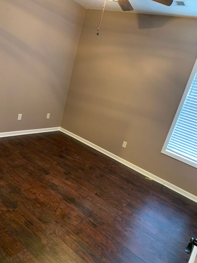 Building Photo - 3 Bedroom 2 Bathroom Condo