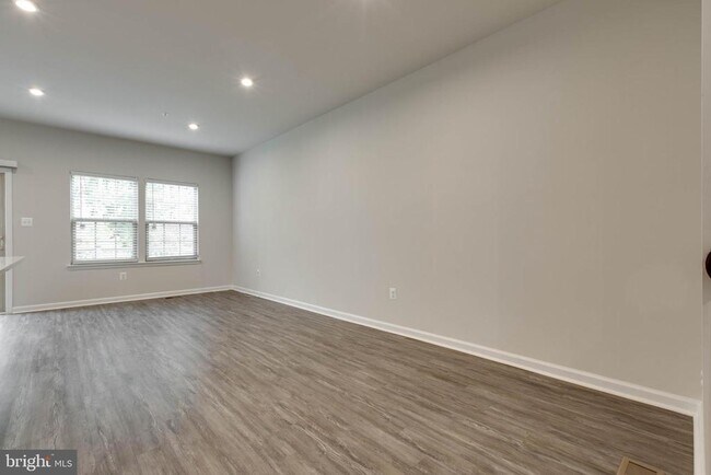 Building Photo - 3004 Cornfield Ave