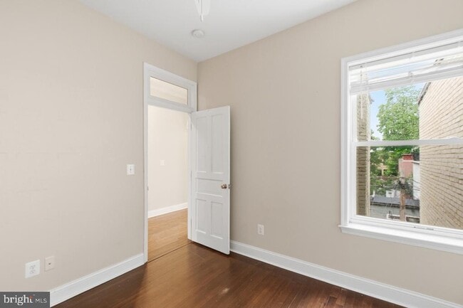 Building Photo - 620 9th St NE
