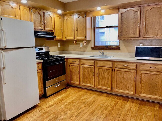 Building Photo - Marconi Plaza 3bd/2bth w/ Parking on Uniqu...
