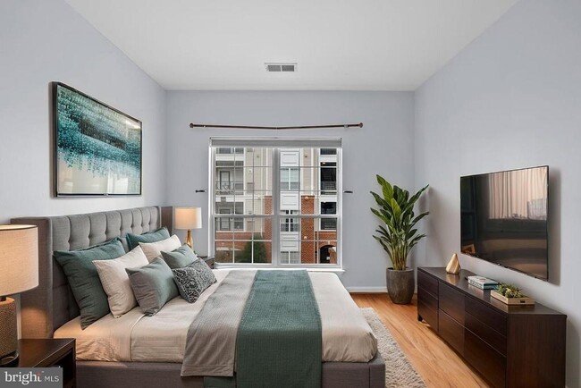 Building Photo - 4852 Eisenhower Ave