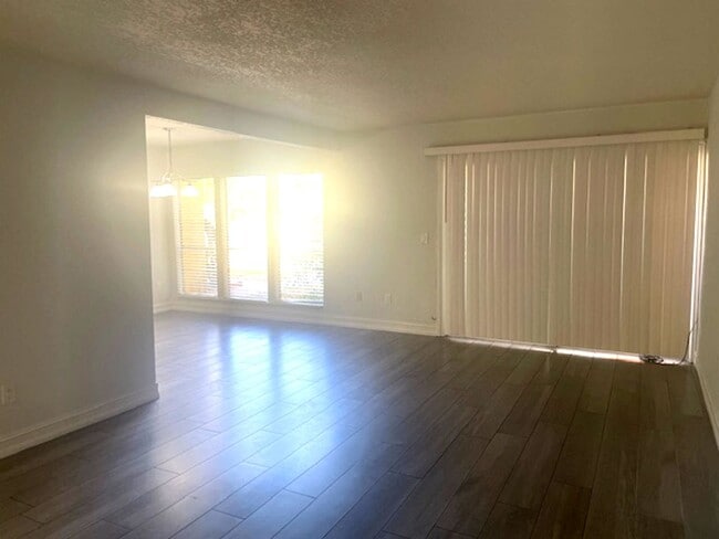 Building Photo - Charming 1-Bedroom Rental Close to Siesta Key Beach