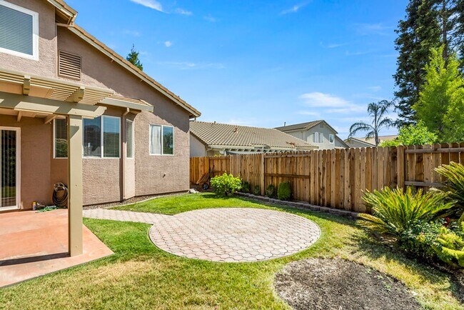Building Photo - For rent: spacious and updated 5-bedroom, ...