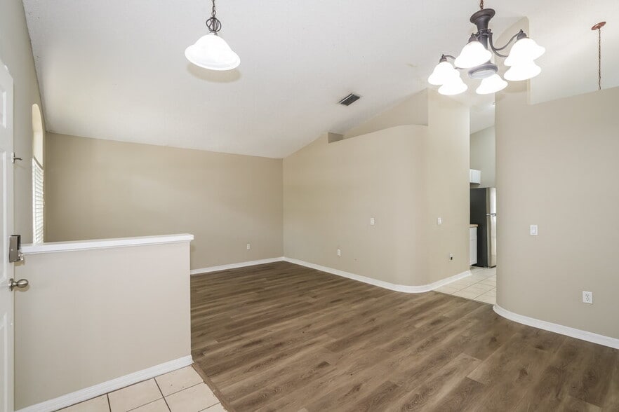 Building Photo - 402 Sonoma Dr