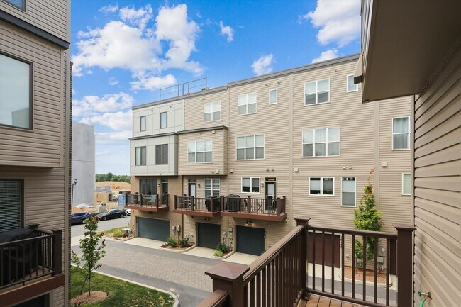 Building Photo - Luxury END-UNIT garage townhouse - 4BD/4.5BA!