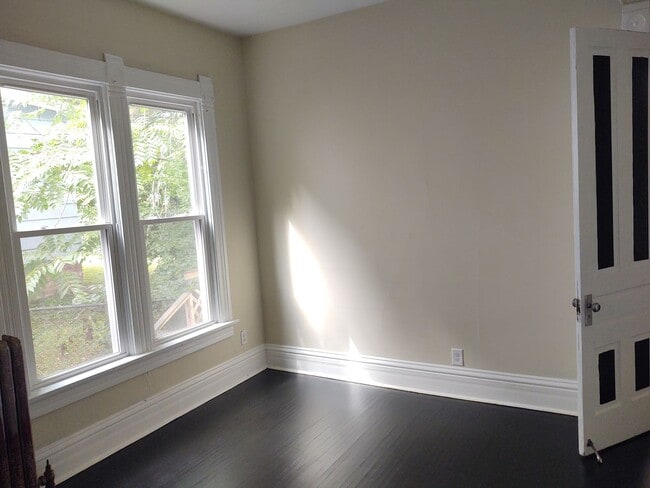 Building Photo - Very Large 4 Bedroom 2 Bath House