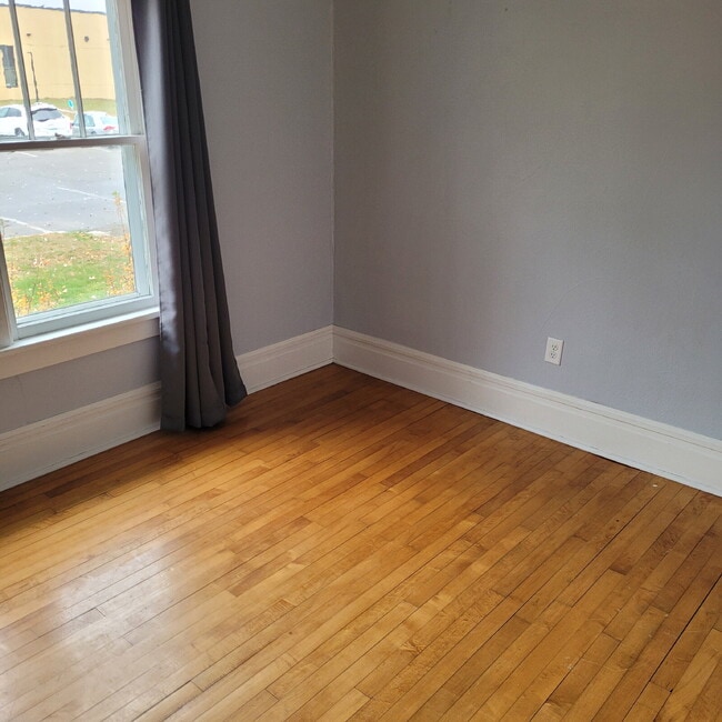 Building Photo - "Charming 3-Bed Home in Brainerd with Spac...