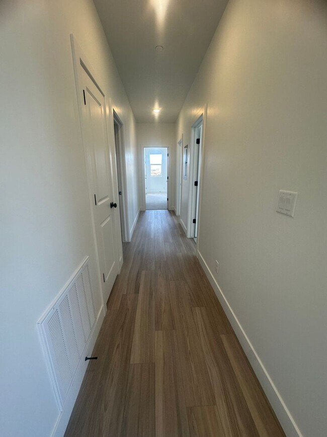 Building Photo - Luxury 3 bedroom Condo in Desert Color!