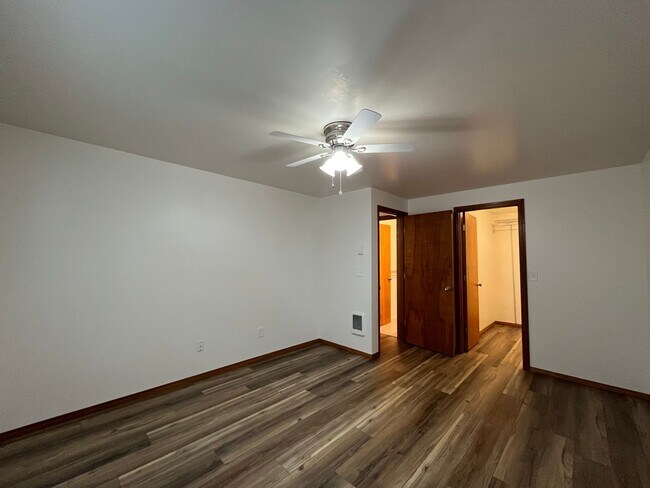 Building Photo - Updated 1st floor 1 X 1 Beaverton Condo! Close to Downtown Beaverton! Spacious & Open, Close to N...