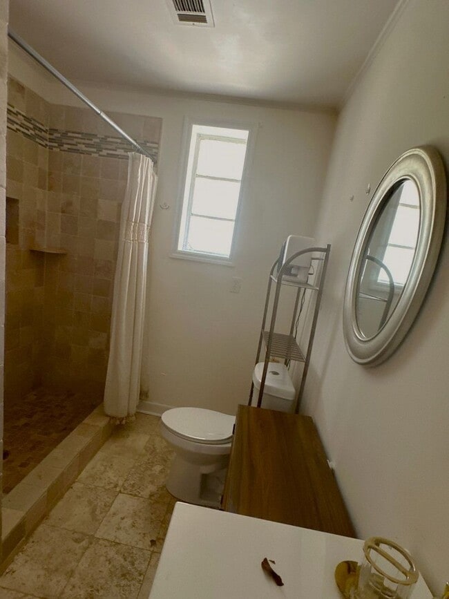 Building Photo - Beautiful 4 Bedroom Home Available