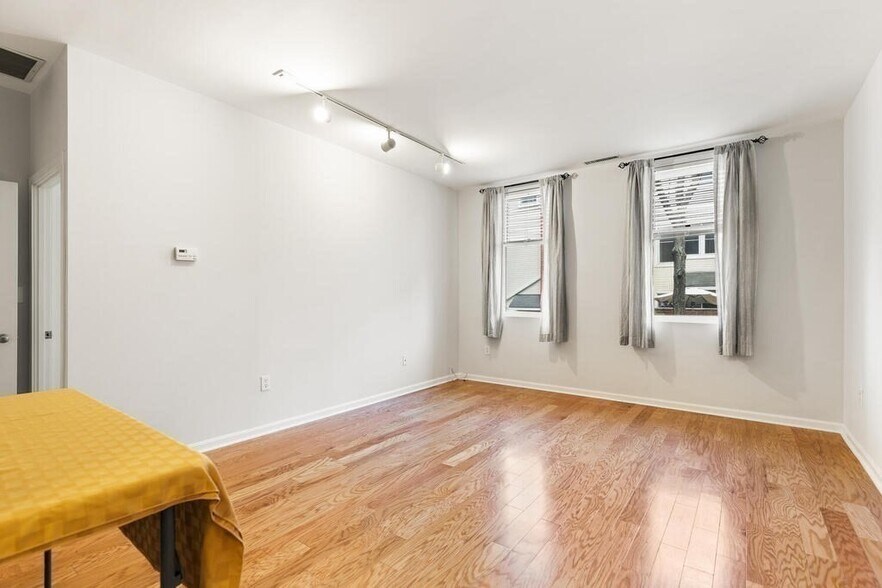 Building Photo - 218 Thorndike St