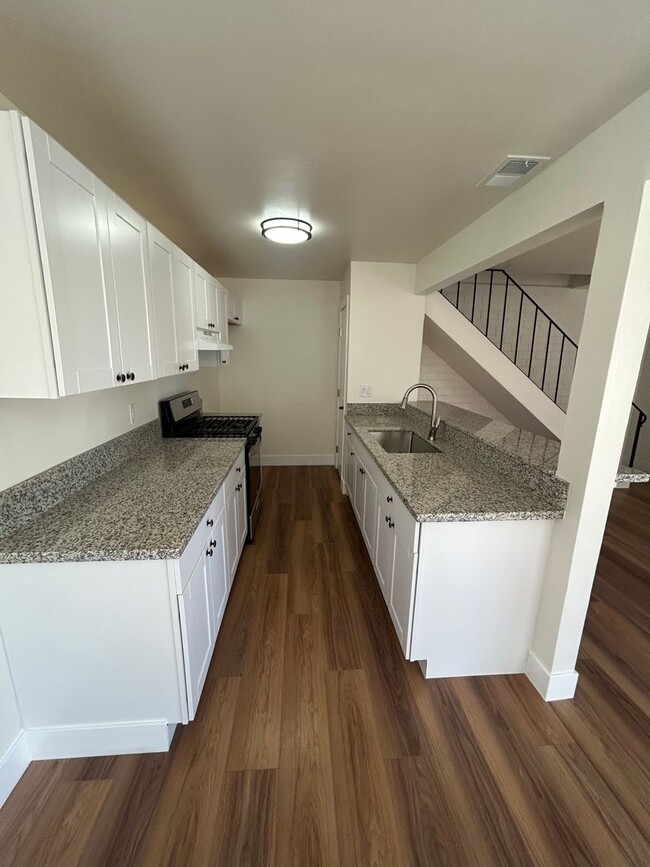 Building Photo - Fully Remodeled – 2 Bed / 1 Bath