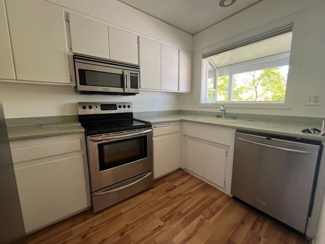 Building Photo - Serene two bedroom condo near Oak Knoll Golf Course | Available Now