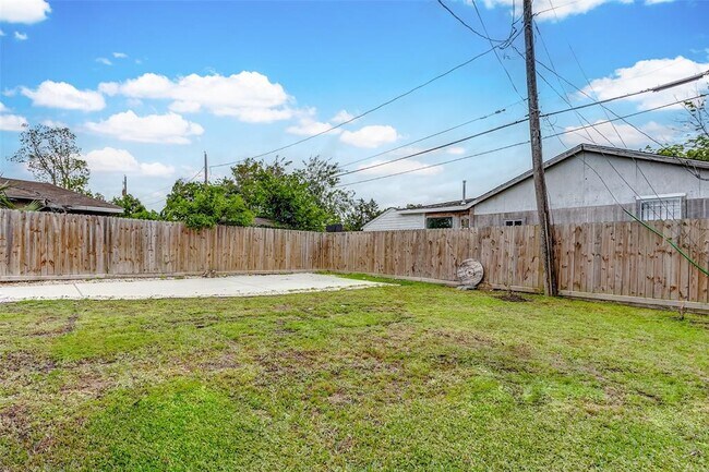 Building Photo - 8020 Bendell Dr