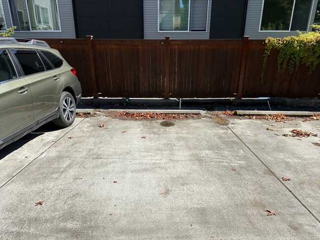 Building Photo - Stunning Central District Townhome