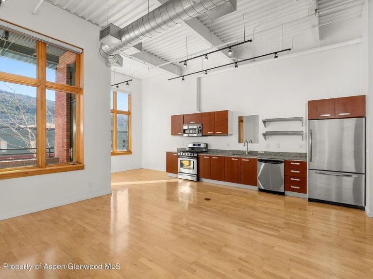 Building Photo - 231 Robinson St