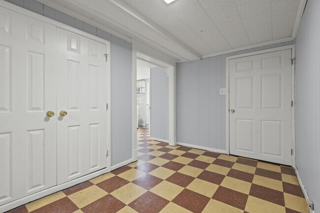 Building Photo - 2600 N Longwood St