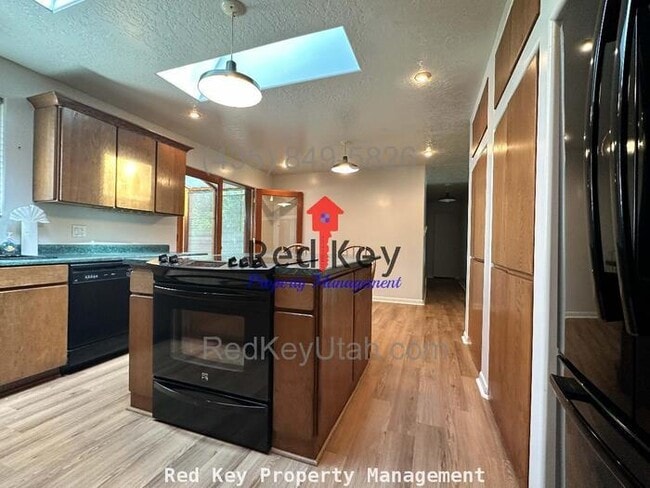 Building Photo - Country Club Dr. Single Family Home