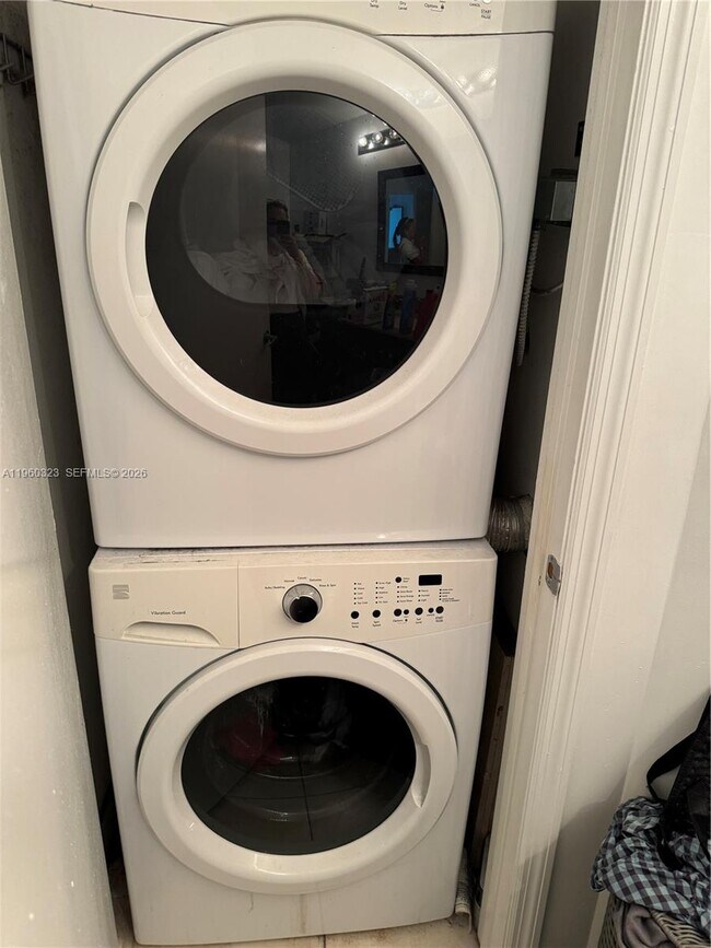 Building Photo - 1900 N Bayshore Dr