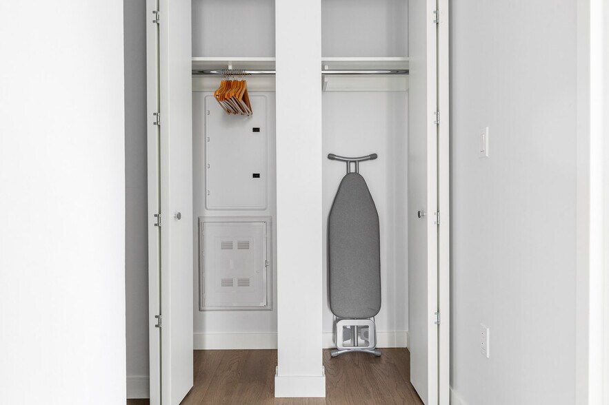 Building Photo - 200 E 23rd St