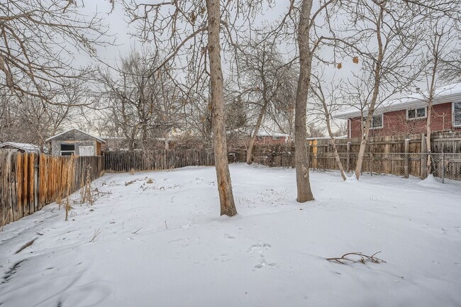 Building Photo - Newly Updated Duplex- Private fenced Yard-...