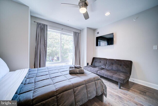 Building Photo - 1513 S Lambert St