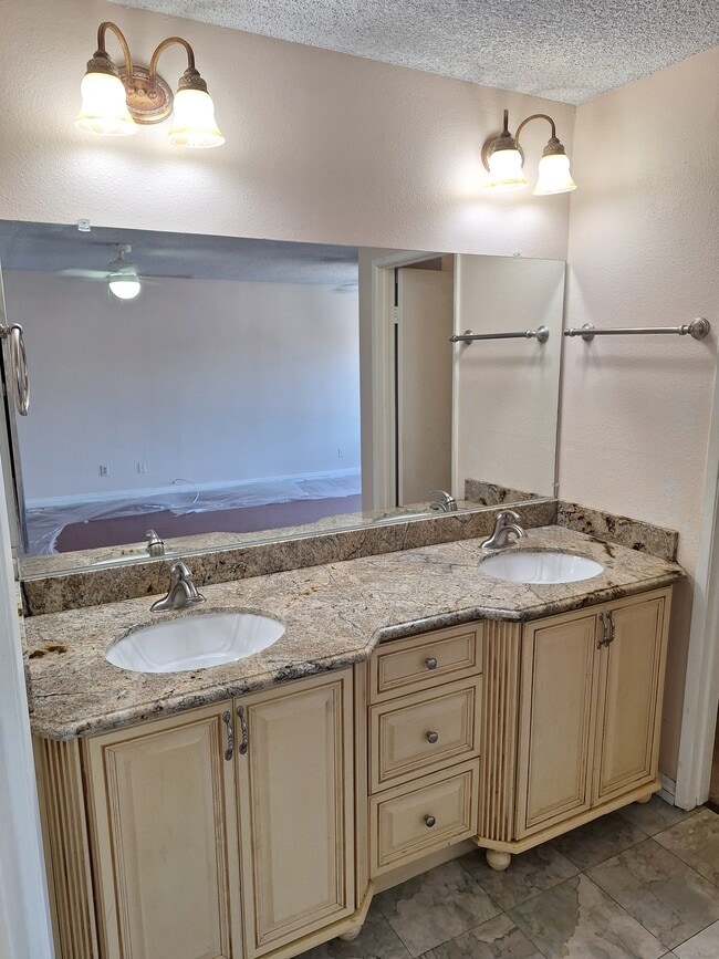 Upstair master bedroom suite - 14900 Simonds St