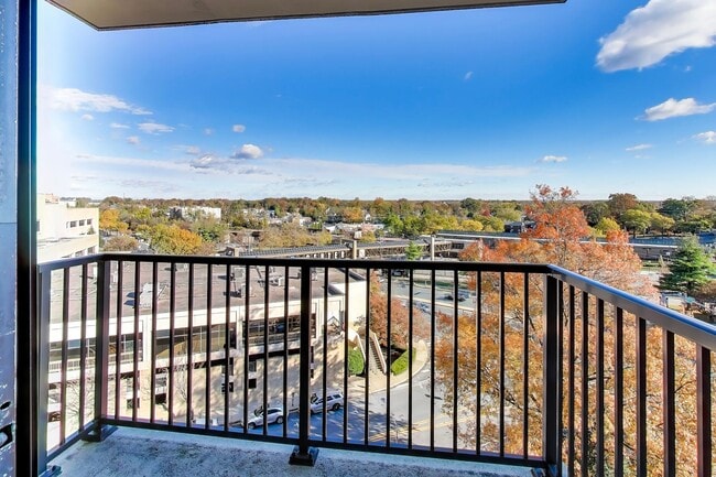 Building Photo - Sunny Studio in Downtown Rockville - ALL U...