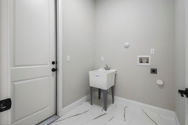 Building Photo - 850 SW Abingdon Ave