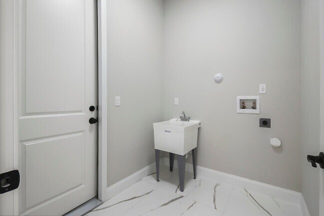 Building Photo - 850 SW Abingdon Ave