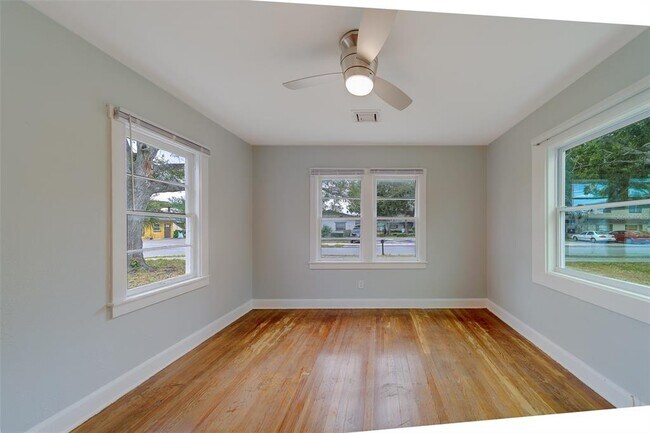 Building Photo - 810 2nd Ave NW