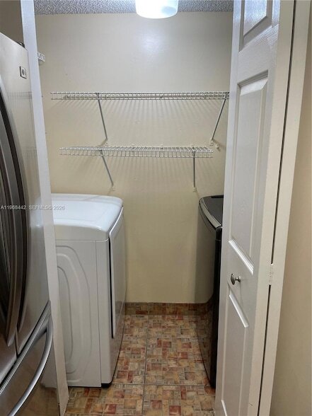 Building Photo - 570 S Park Rd