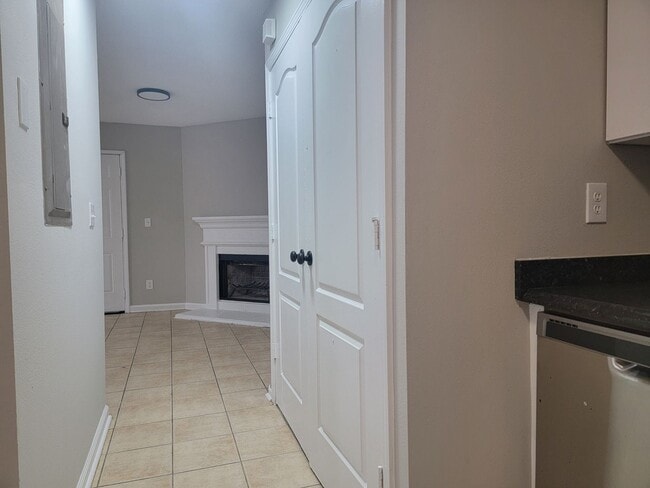 Building Photo - Quiet Comfort - Modern Home - HAFC Voucher...