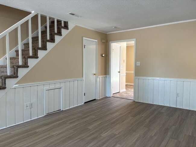 Building Photo - 2 Bedroom, 1.5 Bathroom Condo in Winston-S...