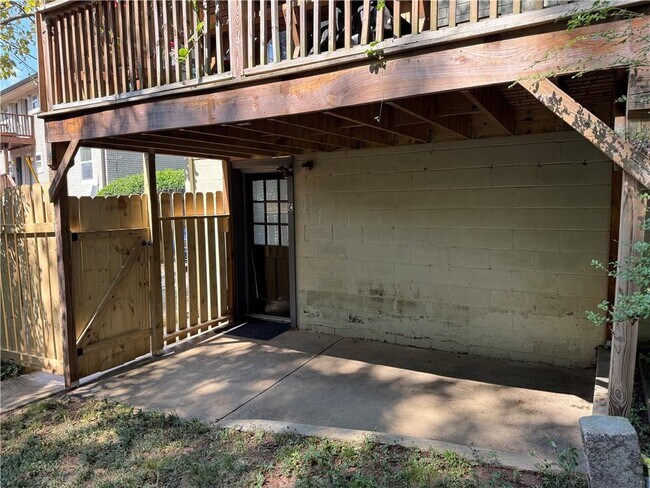 Building Photo - 2027 Oakview Rd SE