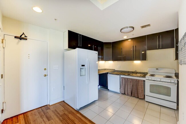 Building Photo - Gorgeous 2 Bedroom Penthouse in River Place South!