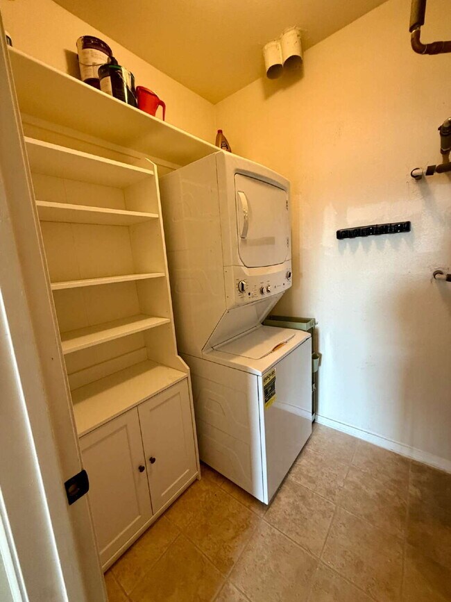 Building Photo - This 2 Bed/2 Bath Pinnacle at Highline Condo is Available Now!! Don't Miss out!!