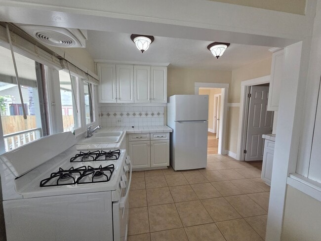 Building Photo - Raymond Ave 819/821