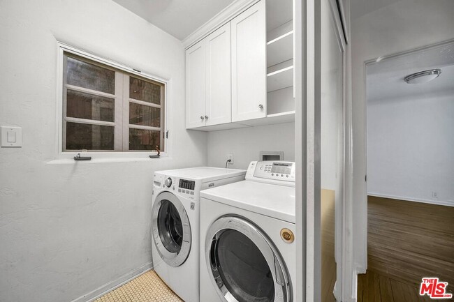Building Photo - 333 S Roxbury Dr