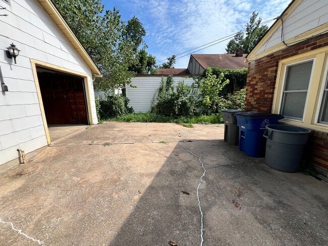 Building Photo - Nice 3 Bedroom 1 Bathroom Home With Detach...