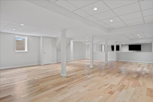 Building Photo - Spacious 4 Bedroom 4.5 Bath Rental in London Woods!