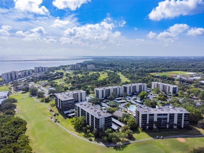 Building Photo - 2700 Cove Cay Dr