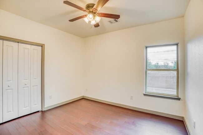 Building Photo - 3502 Longwood Dr