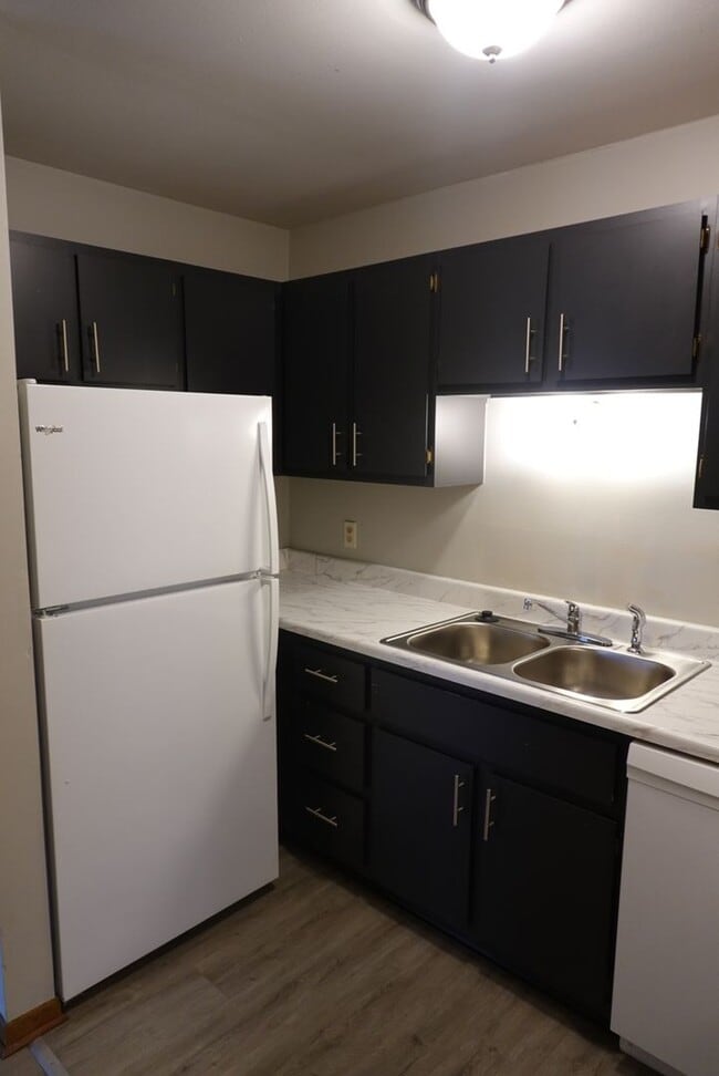 Building Photo - Modern Apartments Available Now!